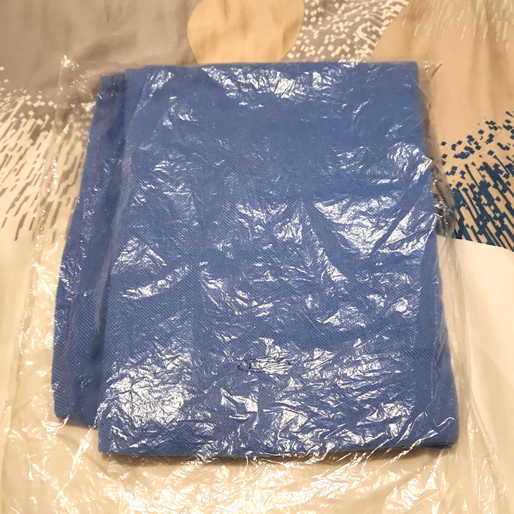 NWOT Light blue 40" x 60" throw/blanket. One size.